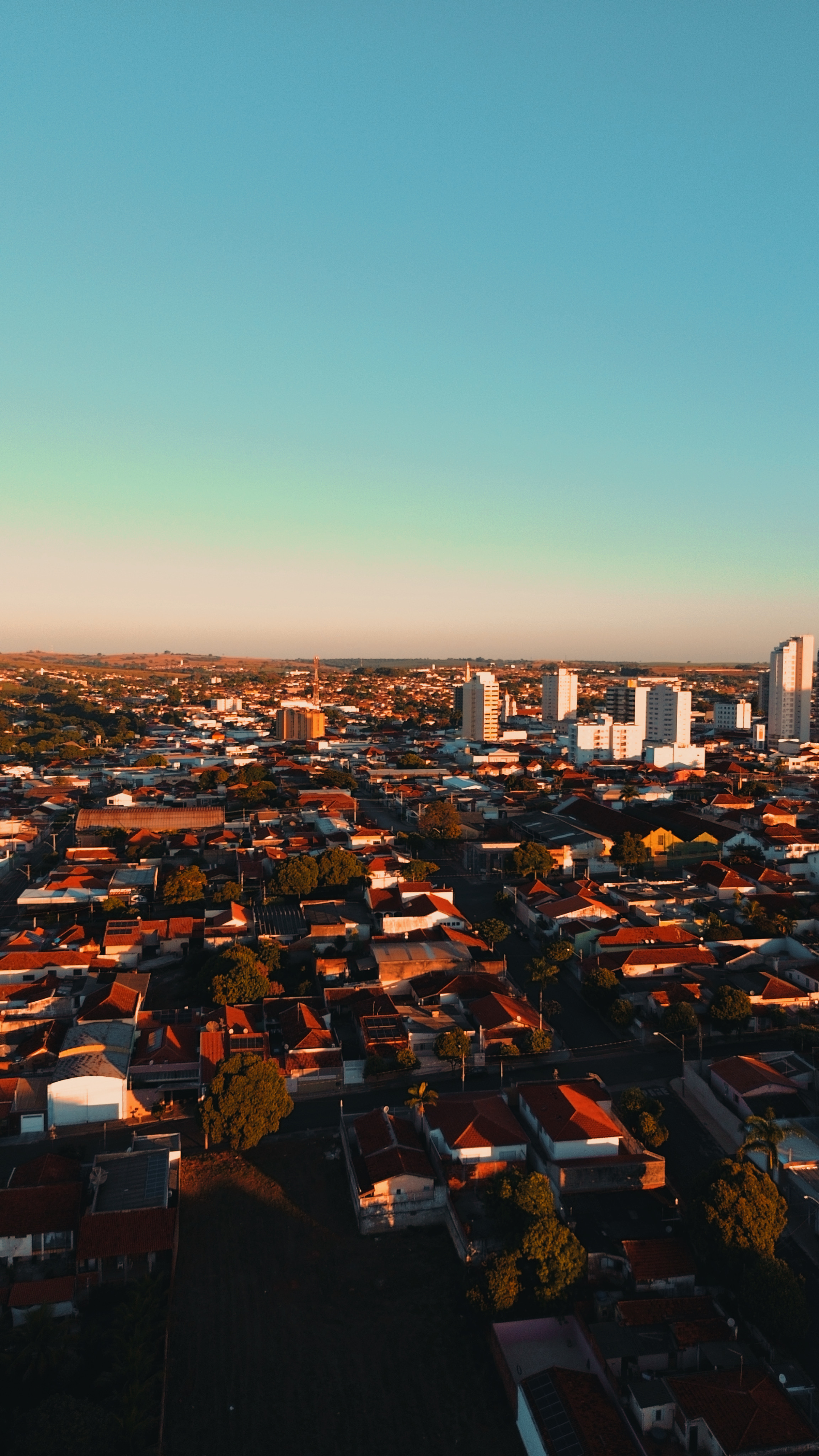 Perspectiva aérea de colheita agrícola mostrando padrões geométricos nos campos
